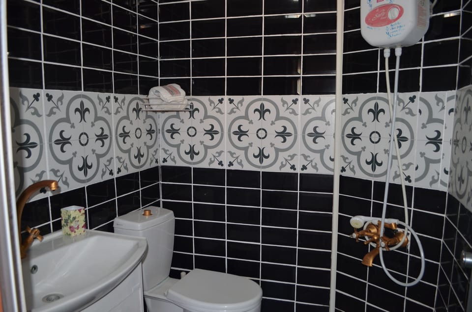 Standard Double Room | Bathroom | Shower, rainfall showerhead, hair dryer, towels