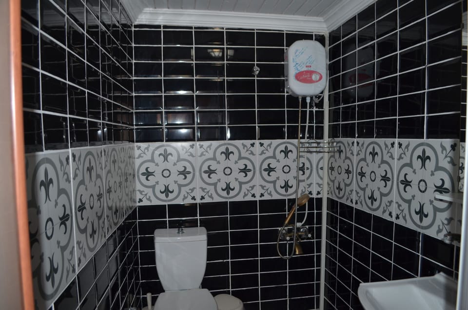 Standard Triple Room | Bathroom | Shower, rainfall showerhead, hair dryer, towels