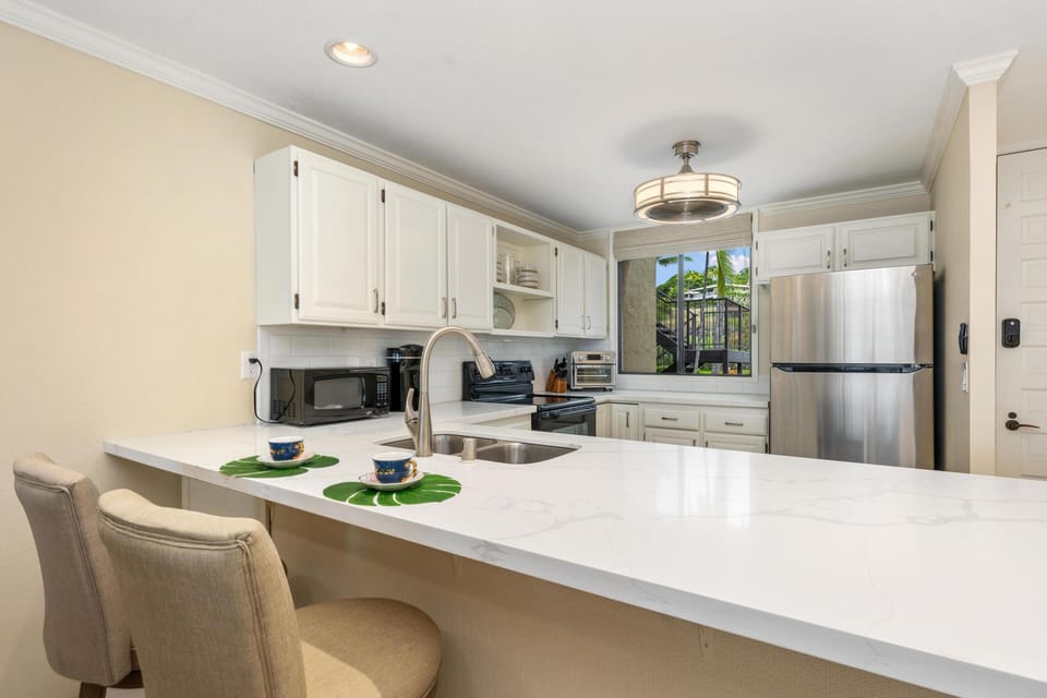 Full kitchen with breakfast bar