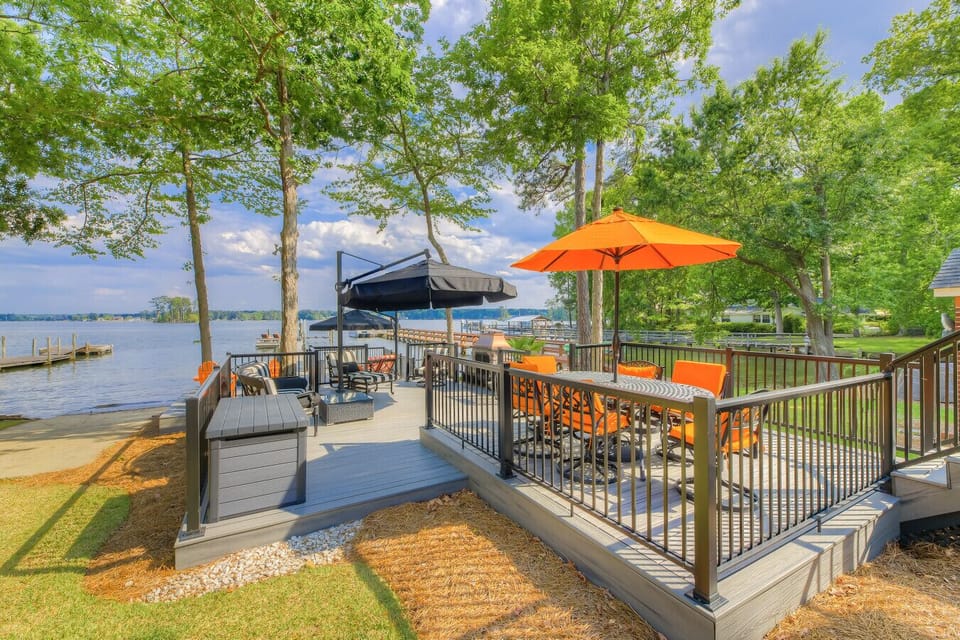 Please note that the black umbrellas shown here are no longer on the property.