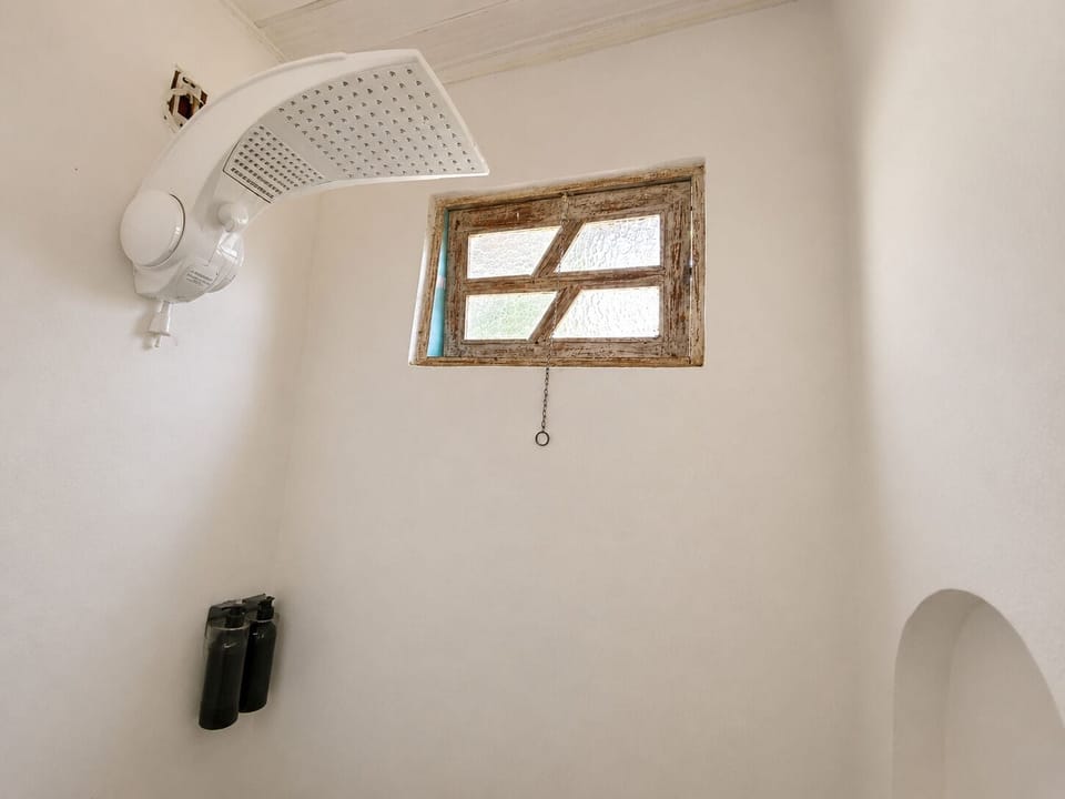Chalé Mico Leao | Bathroom | Separate tub and shower, jetted tub, rainfall showerhead