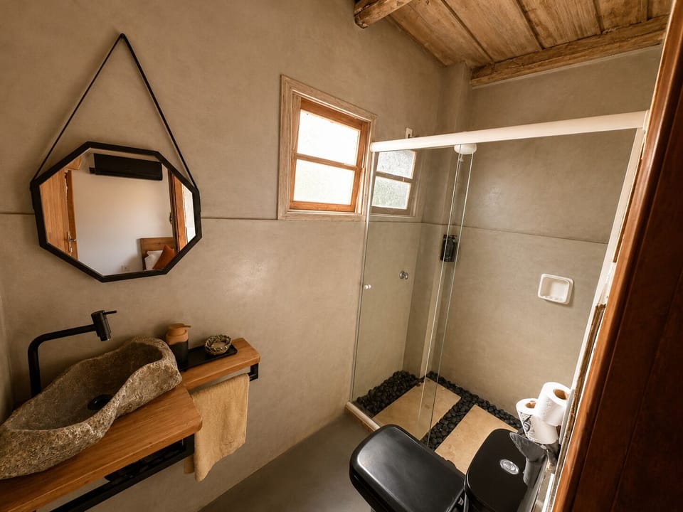 Chalé Onça Pintada | Bathroom | Separate tub and shower, jetted tub, rainfall showerhead