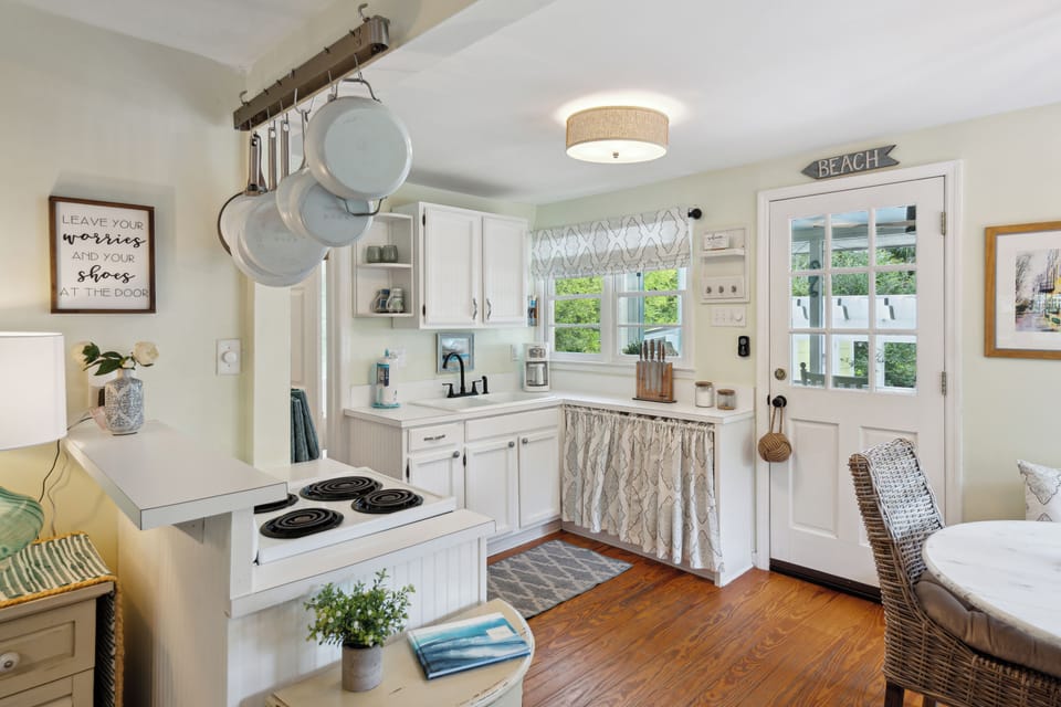 Intimate kitchen and dining area, perfect for couples on vacation.