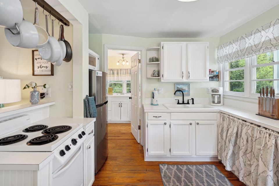 Intimate kitchen and dining area, perfect for couples on vacation.