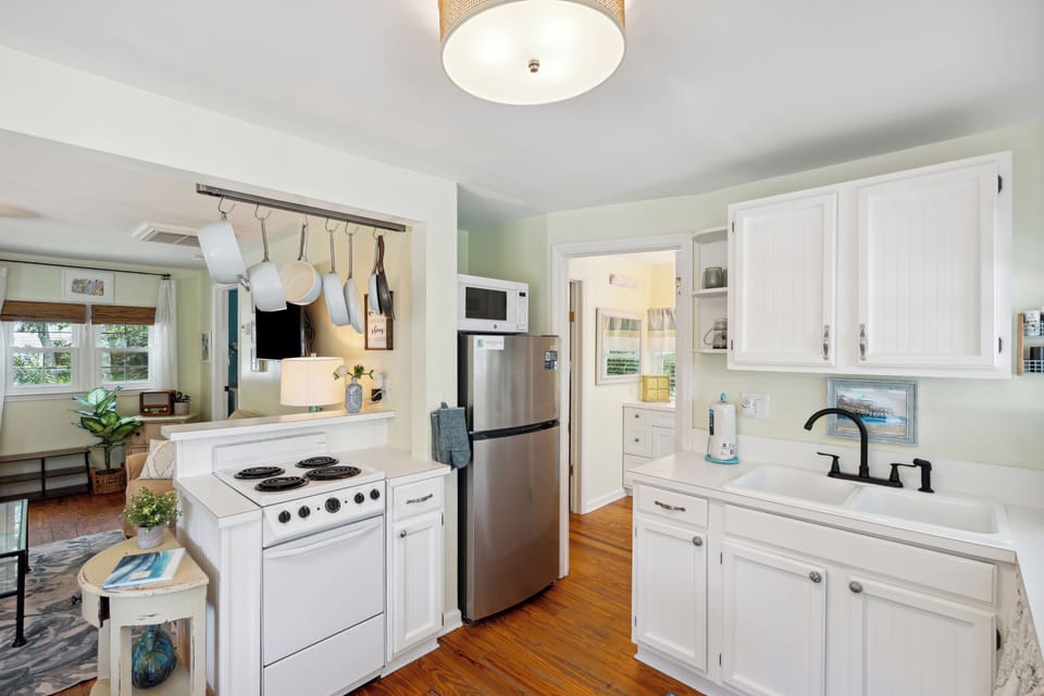 Intimate kitchen and dining area, perfect for couples on vacation.