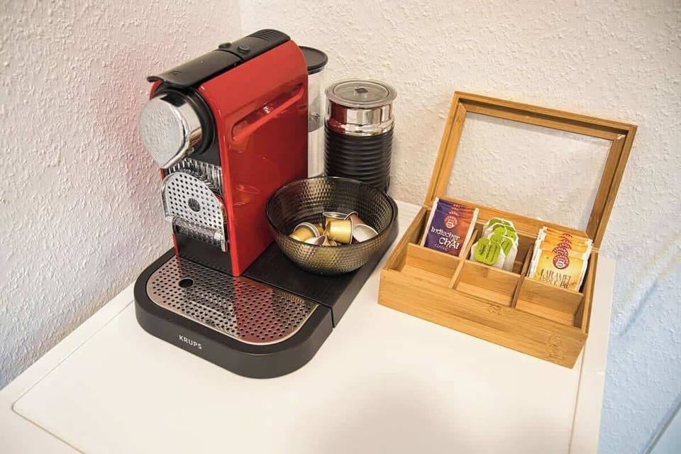 Nespresso Kaffeemaschine und verschiedene Tee-Sorten