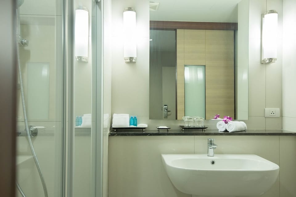 Shower, rainfall showerhead, free toiletries, hair dryer