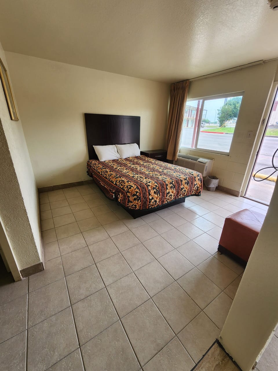 Basic Single Room | Free WiFi
