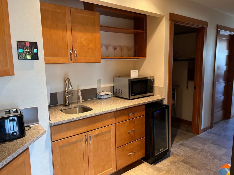 Shaken or stirred?
Kitchenette with wine fridge.