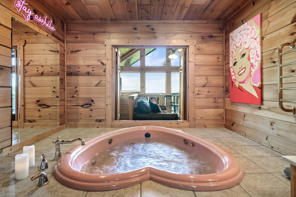 Welcome to the Dolly spa! The shutters can be pulled shut for privacy ;)