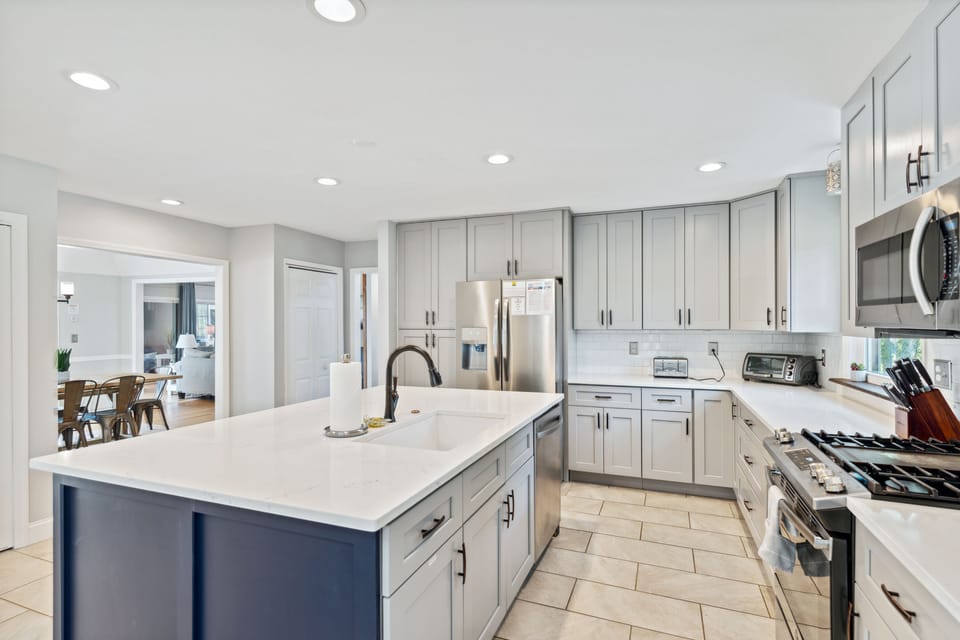 Large modern eat-in kitchen