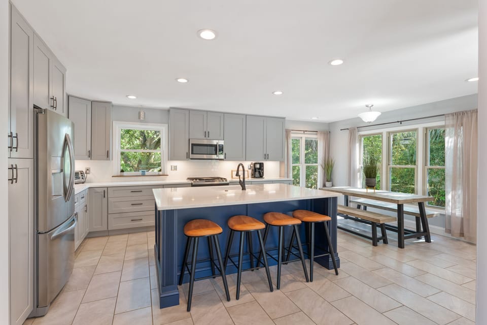 Large modern eat-in kitchen