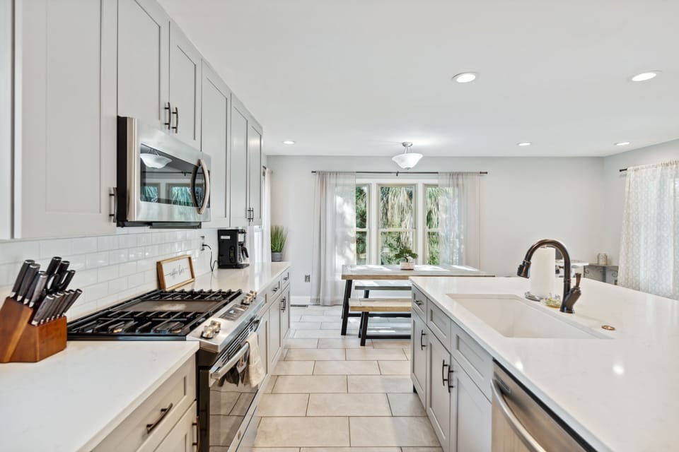 Large modern eat-in kitchen