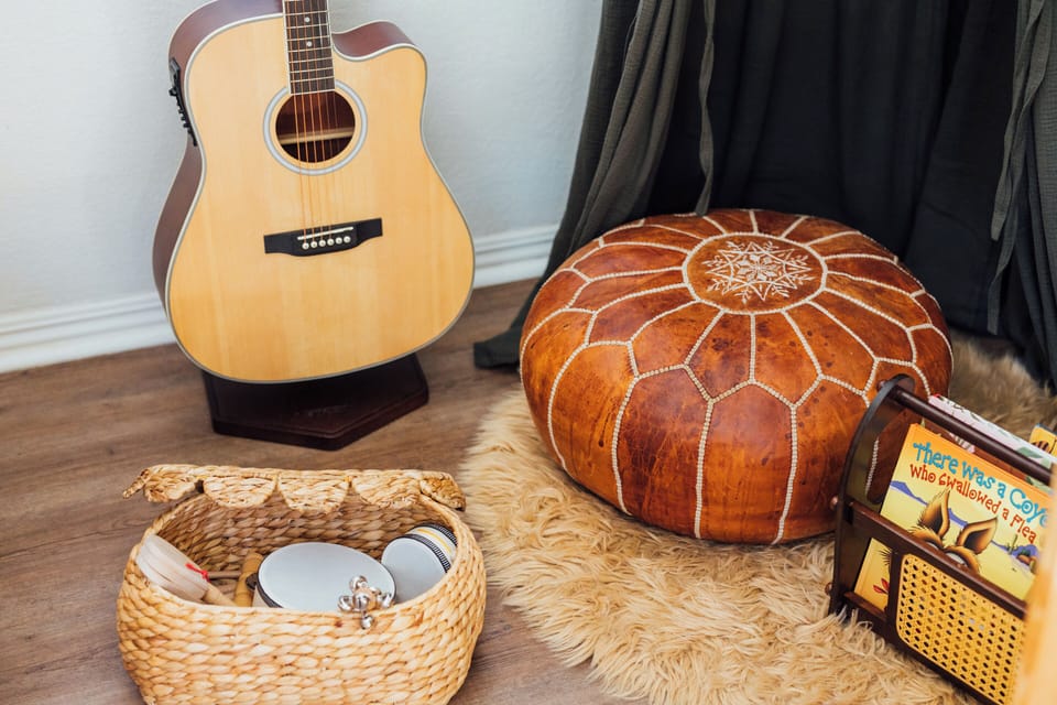 Musical instrument and reading nook in Bunkbed room