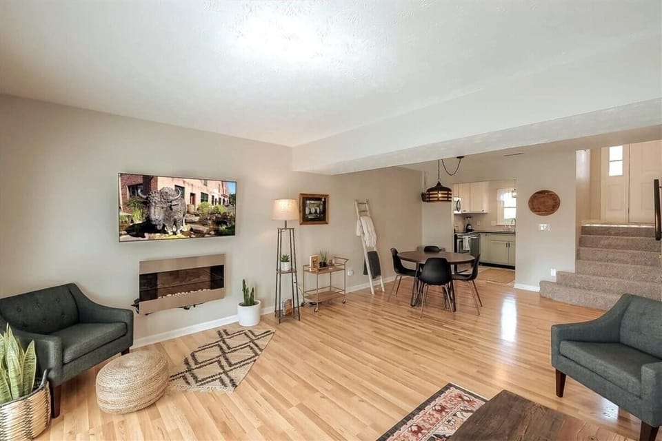 55” Smart TV, electric fireplace & cozy seating