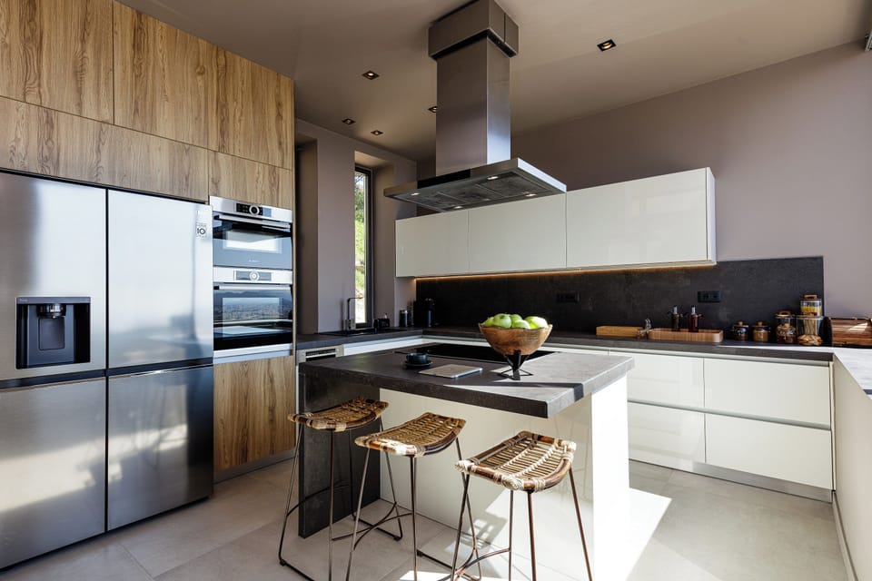 Fully equipped kitchen with modern appliances!