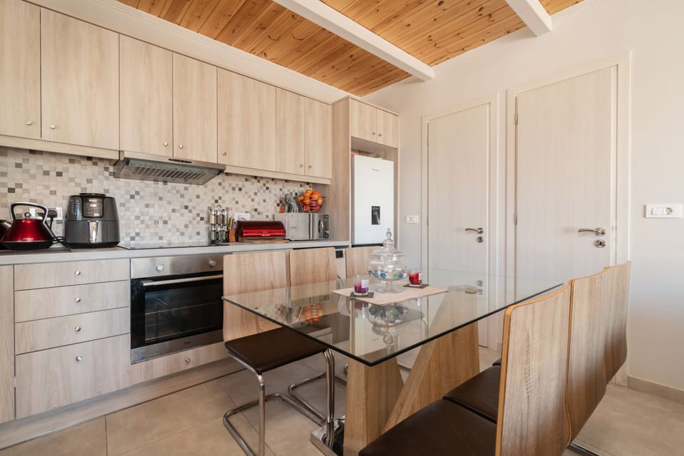 Comfort House | Private kitchen | Full-size fridge, microwave, oven, stovetop