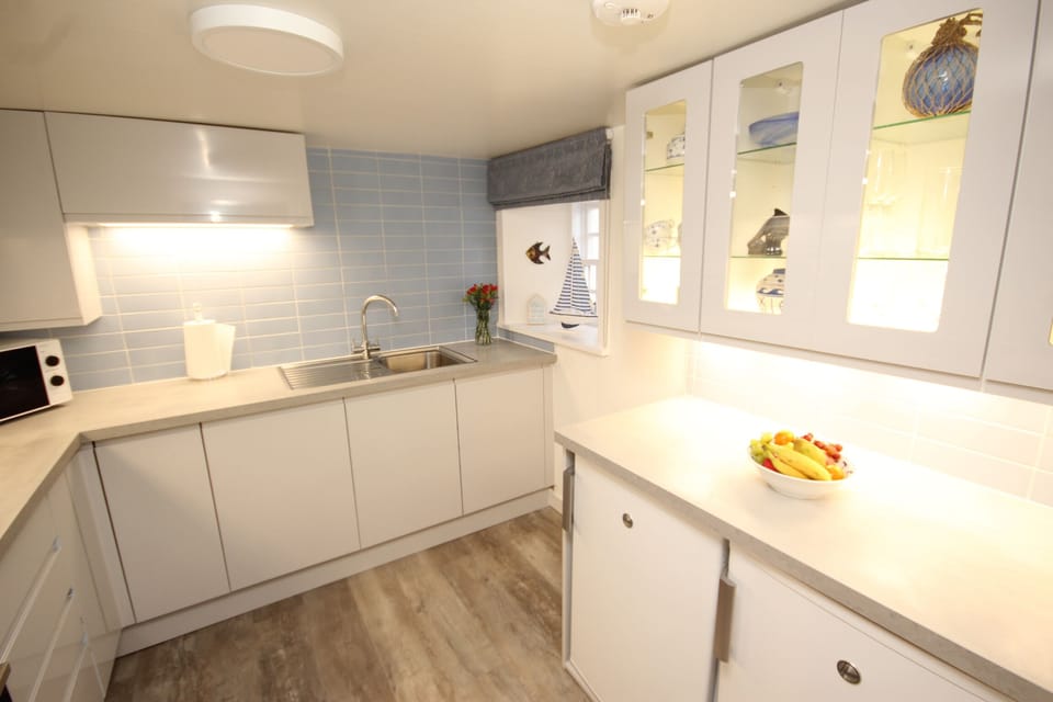 House | Private kitchen | Fridge, microwave, oven, stovetop