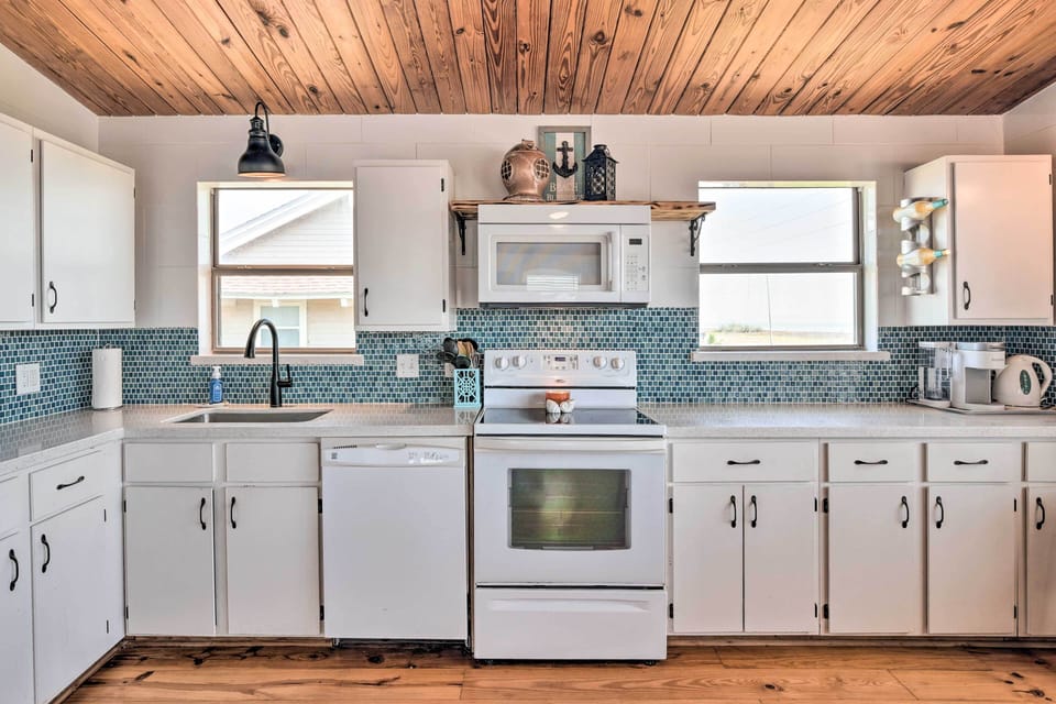 Kitchen | Fully Equipped w/ Cooking Basics