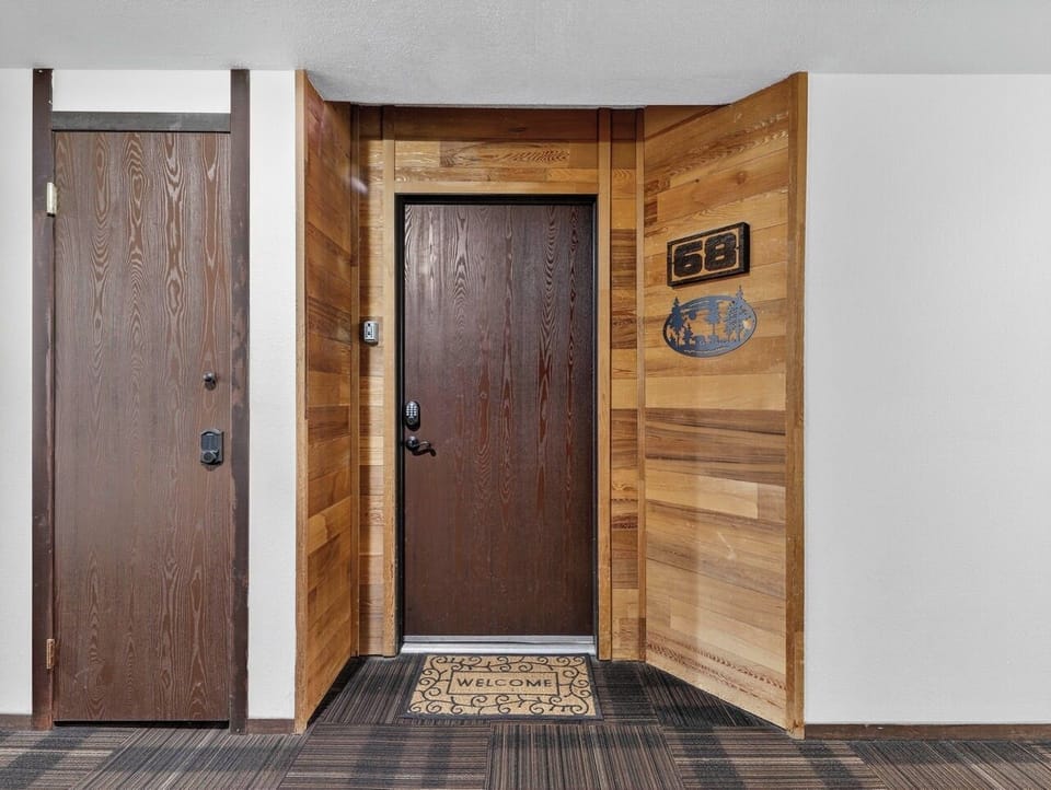 Hallway entry into unit