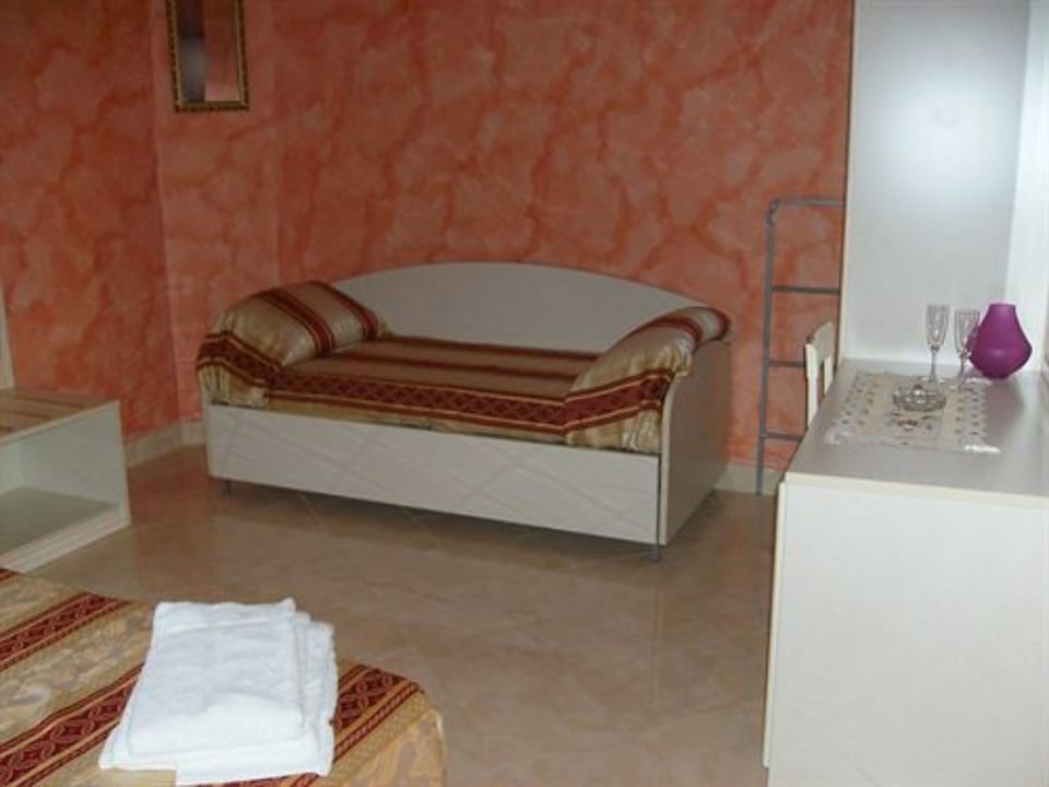 Triple Room | Hypo-allergenic bedding, desk, rollaway beds, free WiFi