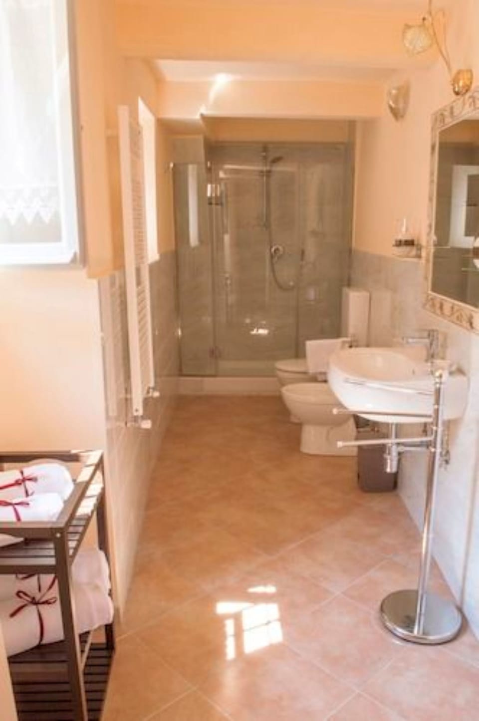 Deluxe Double Room | Hypo-allergenic bedding, desk, rollaway beds, free WiFi