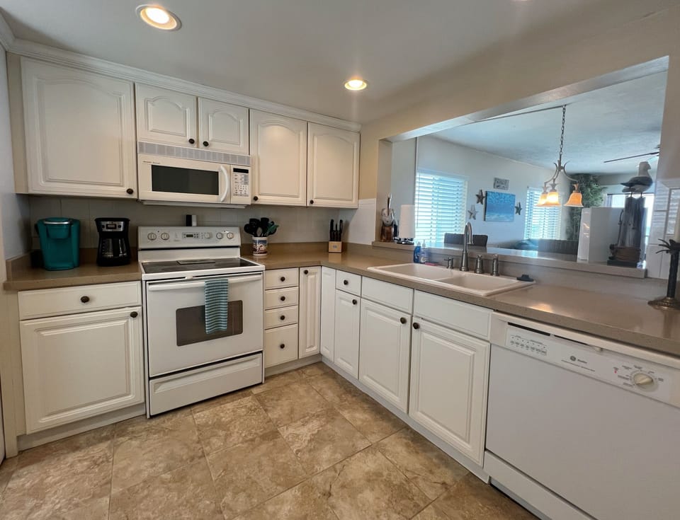 Welcome home! This 2 BR 2 BA condo on Madeira Beach features the - Welcome home! This 2 BR 2 BA condo on Madeira Beach features the comforts of home, including a fully equipped kitchen.
