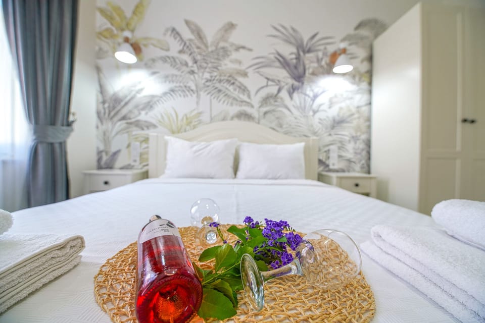 Superior Room, 1 Queen Bed | Individually decorated, individually furnished, laptop workspace