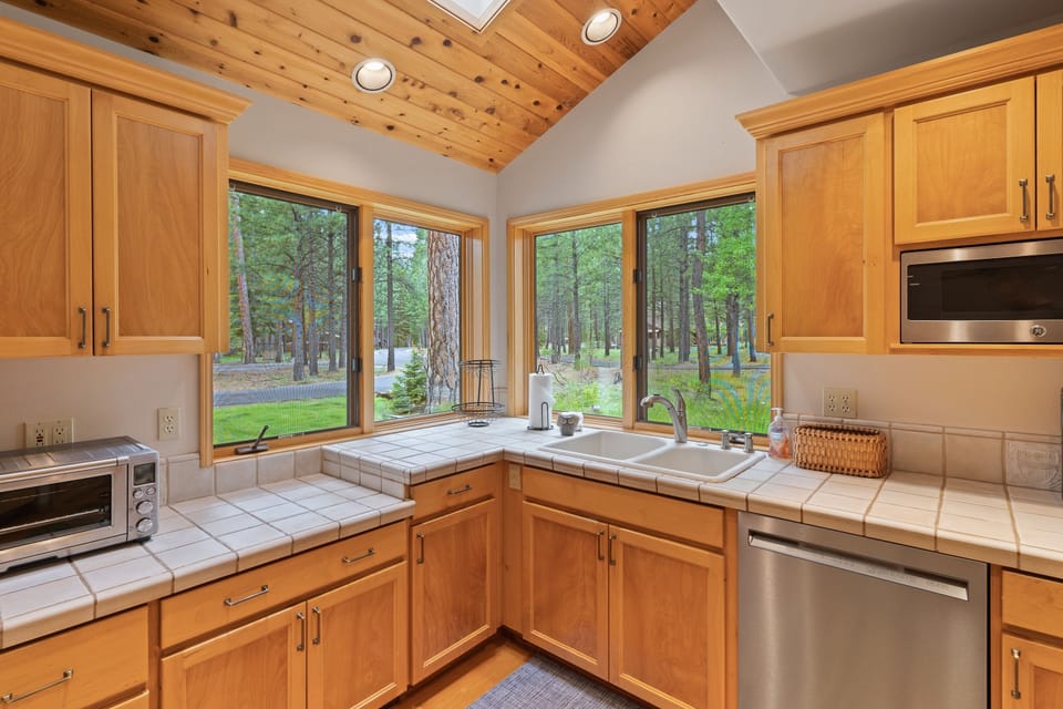 House, 3 Bedrooms | Private kitchen | Fridge, oven, stovetop, coffee/tea maker