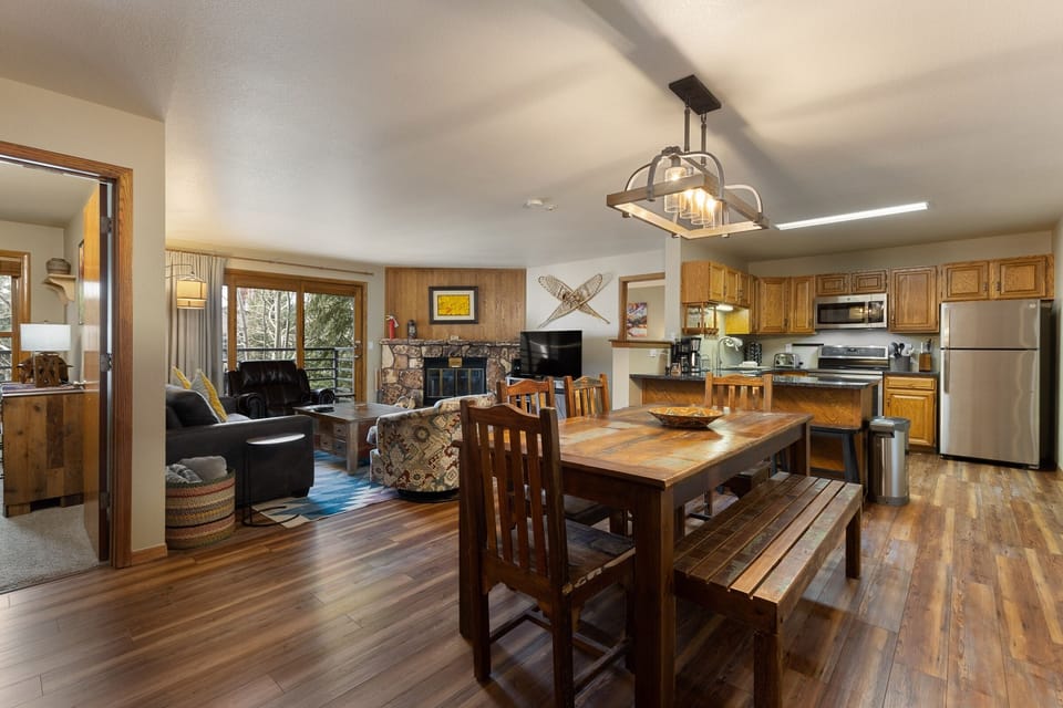 Condo, 2 Bedrooms | Dining