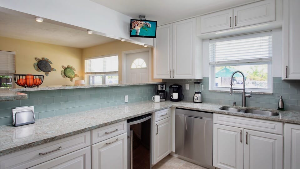 The fully equipped kitchen...