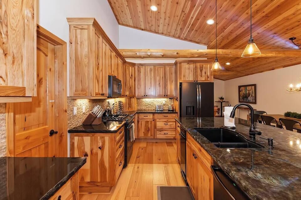 Beautiful fully equipped kitchen with granite countertops to prepare homemade meals 