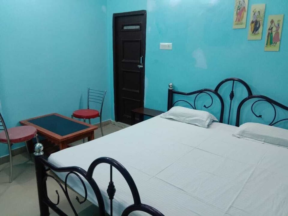 Family Studio Suite | Desk, laptop workspace, blackout drapes, WiFi (free)