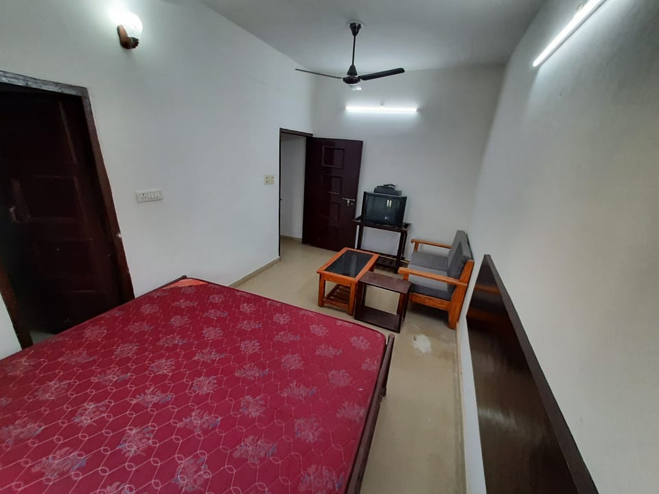 Family Studio Suite | Desk, laptop workspace, blackout drapes, WiFi (free)