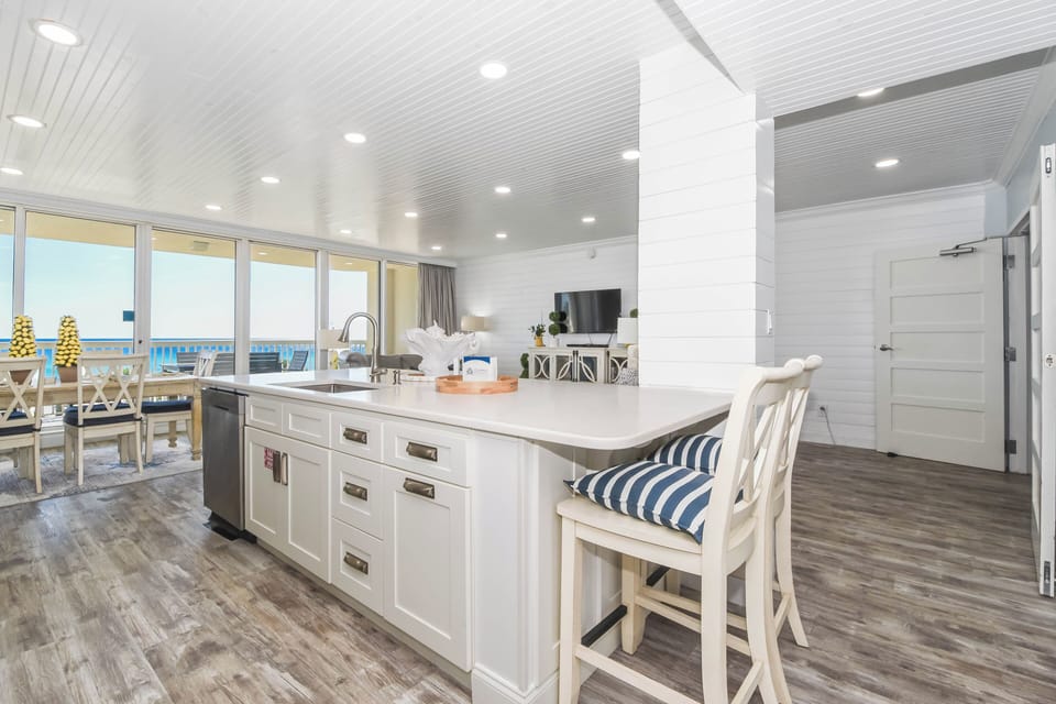 Silver Shells St. Maarten 405 - Kitchen with Breakfast Bar