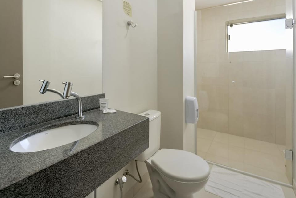 Shower, rainfall showerhead, free toiletries, towels