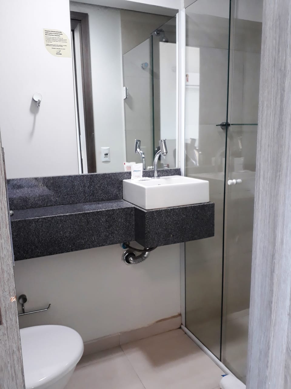 Shower, rainfall showerhead, free toiletries, towels