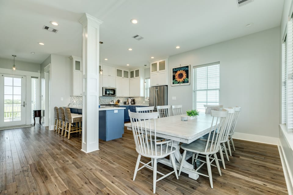 Comfortably sit up to 8 at the dining table