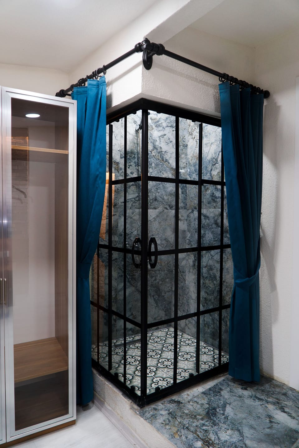 Deluxe King Room | Bathroom | Shower, rainfall showerhead, hair dryer, bathrobes