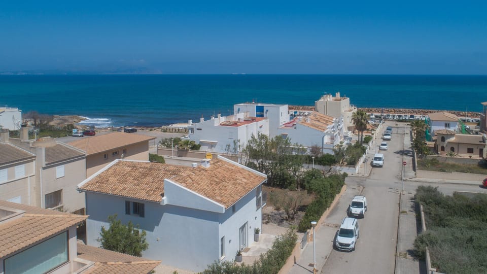 Modern house 20mts from the sea