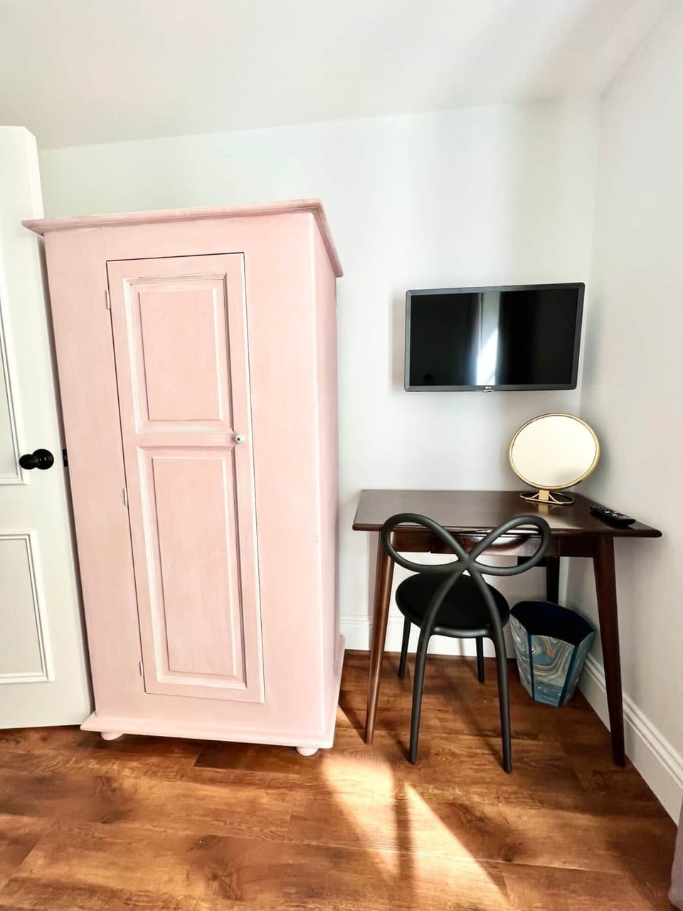 Bedroom with Kingsize Bed and Smart TV (2)