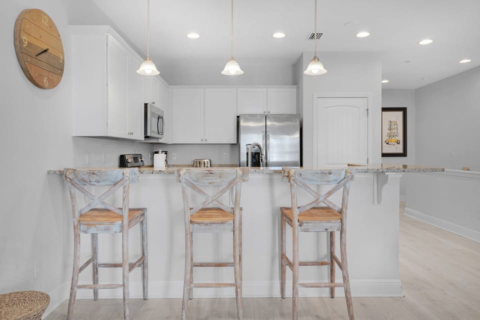 Eat-in kitchen bar seats 3