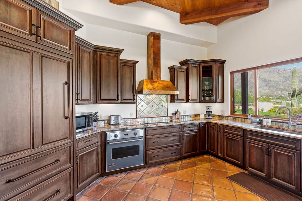 Spacious kitchen high-end Subzero & Viking appliances.