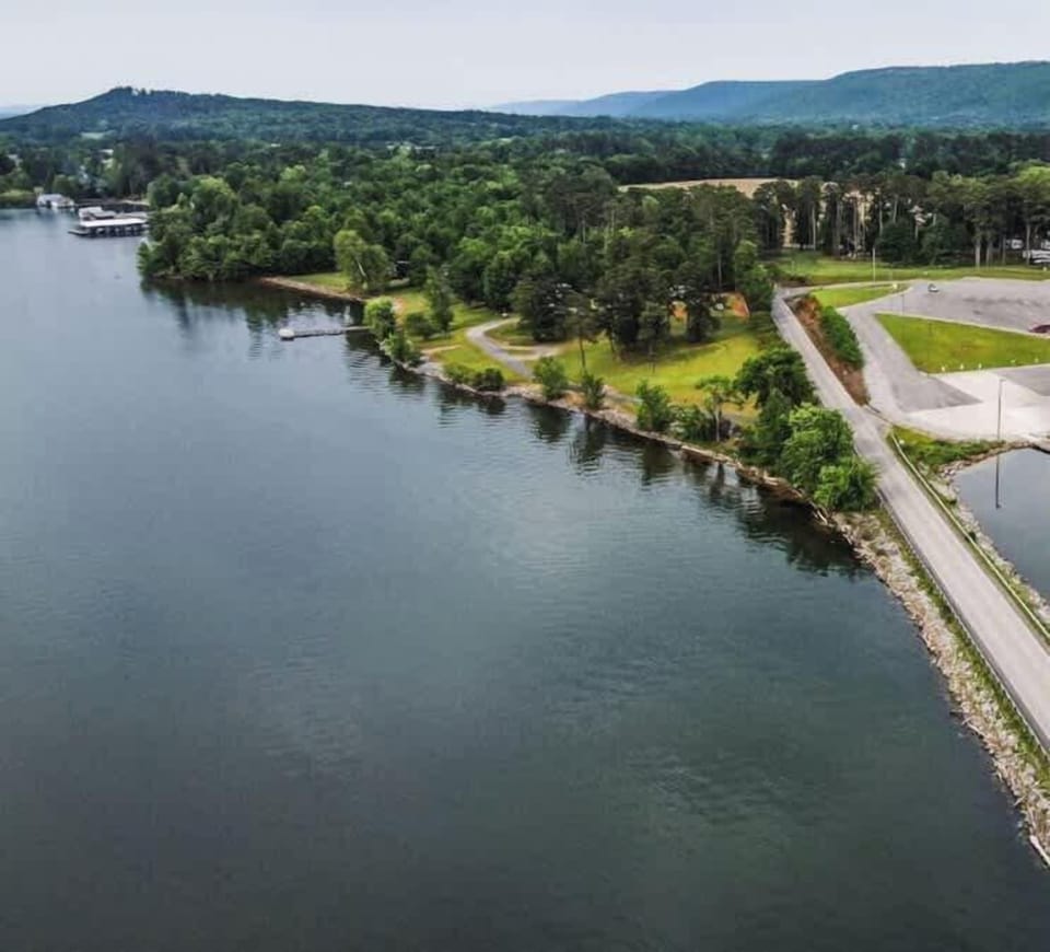 The South Sauty Boat Ramp is only a 1/2 mile from Fisherman's Landing.