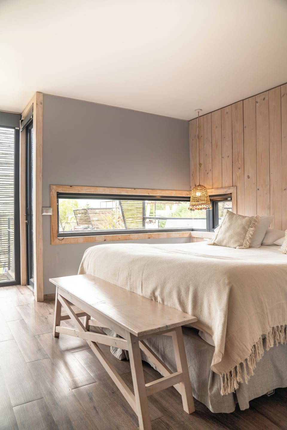 Hypo-allergenic bedding, desk, blackout drapes, free WiFi