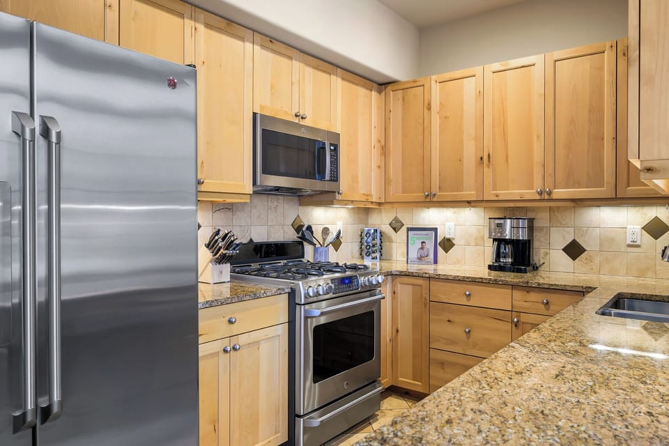 Stainless steel appliances in the fully equipped kitchen