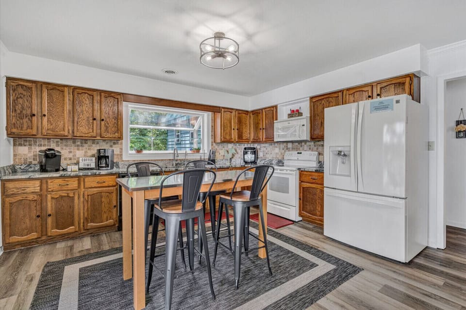 Island sitting area for the best view of the preparations