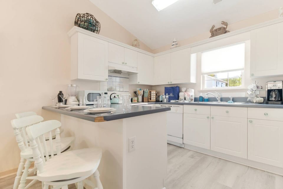 Well appointed kitchen to prepare your favorite meals