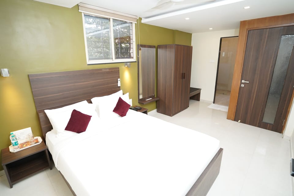 Signature Suite | Egyptian cotton sheets, premium bedding, minibar, soundproofing
