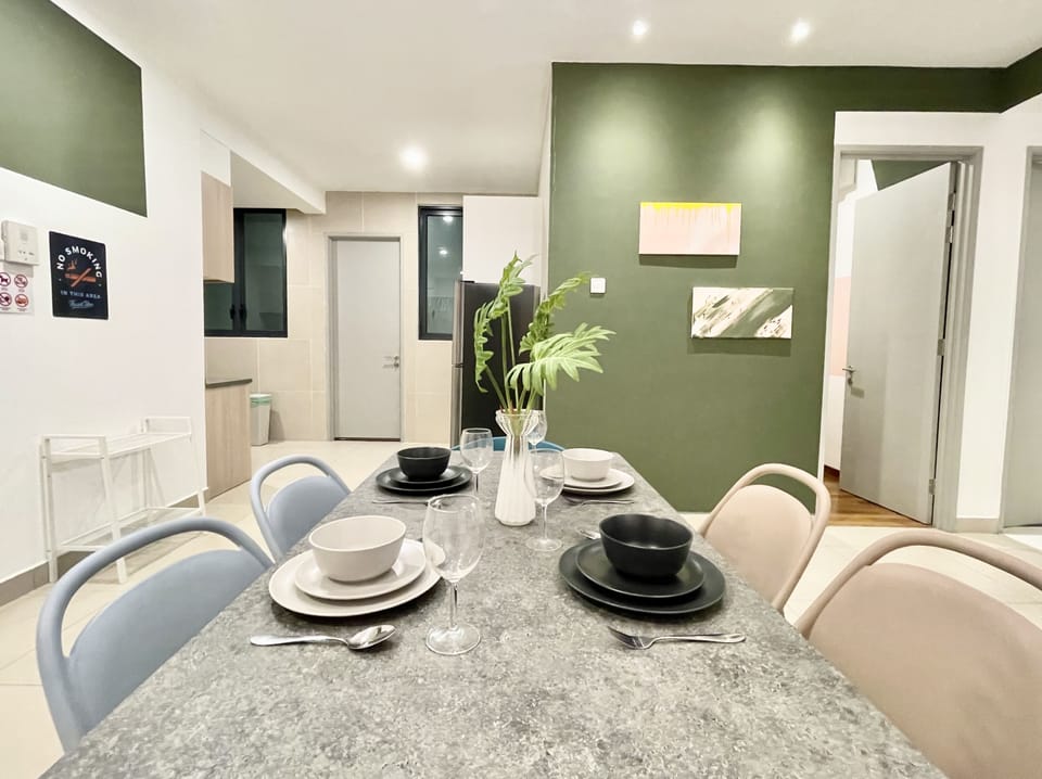 Family Apartment, 3 Bedrooms, City View | In-room dining